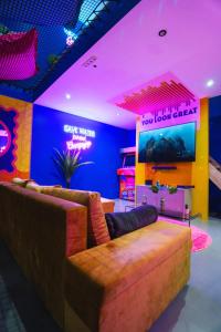 TV a/nebo společenská místnost v ubytování Capsule Boogie-Woogie - JACUZZI - SAUNA - BILLARD - JEUX - ECRAN GÉANT - FILET SUSPENDU - NETFLIX