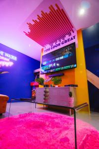 TV o dispositivi per l'intrattenimento presso Capsule Boogie-Woogie - JACUZZI - SAUNA - BILLARD - JEUX - ECRAN GÉANT - FILET SUSPENDU - NETFLIX