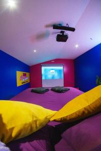 Letto o letti in una camera di Capsule Boogie-Woogie - JACUZZI - SAUNA - BILLARD - JEUX - ECRAN GÉANT - FILET SUSPENDU - NETFLIX