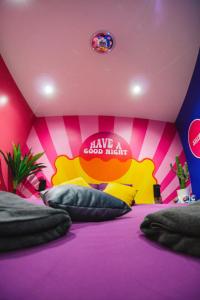 Letto o letti in una camera di Capsule Boogie-Woogie - JACUZZI - SAUNA - BILLARD - JEUX - ECRAN GÉANT - FILET SUSPENDU - NETFLIX