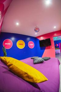 TV o dispositivi per l'intrattenimento presso Capsule Boogie-Woogie - JACUZZI - SAUNA - BILLARD - JEUX - ECRAN GÉANT - FILET SUSPENDU - NETFLIX