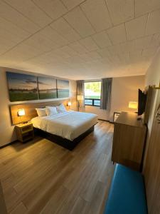 Postel nebo postele na pokoji v ubytování Days Inn by Wyndham Liberty
