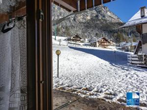 聖維托迪卡多雷的住宿－Dolomites Stunning View & Garden，客房享有雪覆盖的山脉美景。