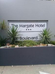 un letrero para el bulevar del hotel Marapeake en Oceanic Breeze, en Margate