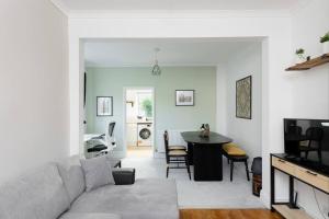 a living room with a couch and a table at Two Bed House With Free Parking, near Train St. in Bath