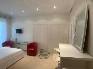 カンヌにあるAppartement Croisetteのベッドルーム1室(ベッド1台、デスク、椅子付)