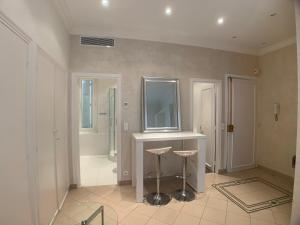 un bagno con bancone e due sgabelli di Appartement Croisette a Cannes