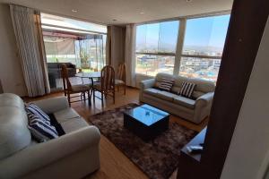 een woonkamer met een bank en een tafel bij La mejor vista de la ciudad y el confort deseado!! in Arequipa