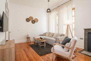 a living room with a couch and a table at Appartement spacieux et chaleureux coeur de ville in Chambéry