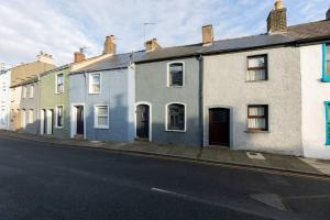 uma fila de casas ao lado de uma rua em Unique Cottage in the heart of Ulverston em Ulverston