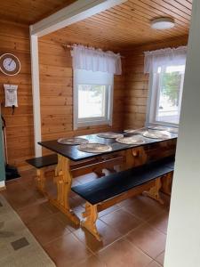 ein Esszimmer mit einem Tisch in einer Hütte in der Unterkunft Levi Piippo 2 in Kittilä
