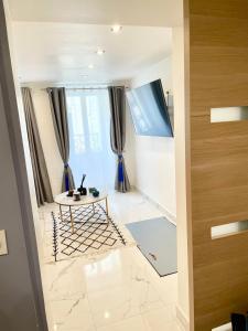 ein Wohnzimmer mit einem Tisch im Zimmer in der Unterkunft Bel Appartement terrasse privée à 5 minutes du métro in Romainville