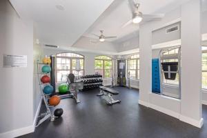 Un gimnasio con equipos de ejercicio en una sala grande. en DT Charm Apt with Pool,Gym,Wine,WKSpace, Free Parking, en Charlotte