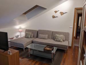 ein Wohnzimmer mit einem Sofa und einem Couchtisch in der Unterkunft Apart 52 m2 en Sabaris-Baiona in Baiona