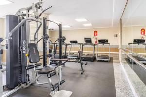 The fitness centre and/or fitness facilities at Flat lindo e moderno