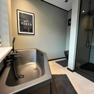 Le Ravel Maison في بورج ريولاند: حمام مع حوض وحوض استحمام