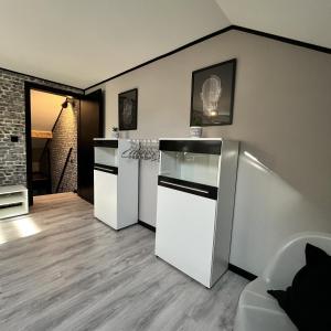 uma cozinha com 2 frigoríficos brancos num quarto em Le Ravel Maison em Burg-Reuland