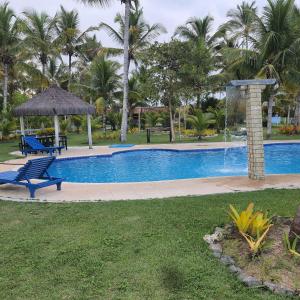 普拉多的住宿－HOTEL PRAIA DA PAIXÃO，一个带长凳和喷泉的游泳池