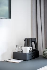 索爾登的住宿－蒂羅勒霍夫酒店，咖啡壶和桌子上的杯子