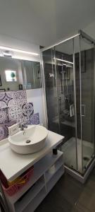 un baño con lavabo y ducha en Giulietta Central Loft, en San Remo 18 fotos más