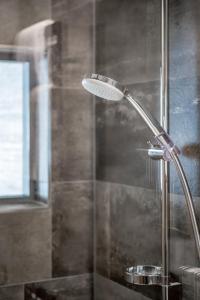 eine Dusche mit Duschkopf im Bad in der Unterkunft Hotel Tyrolerhof in Sölden