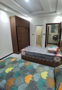 a bedroom with a bed and a large mirror at شقق مفروسة المشور in Laayoune