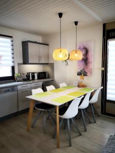 uma cozinha com uma mesa de jantar e cadeiras em Ferienhaus IRENE em Meschede