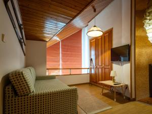 a living room with a couch and a television at Duplex Sierra Nevada - Montebajo - A pie de pista in Sierra Nevada