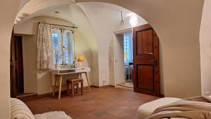 ein Wohnzimmer mit einer gewölbten Tür und einem Tisch in der Unterkunft Stadtpalais Familien-Suite 4 Zimmer mit Galerie maximal 6 Personen in Bautzen