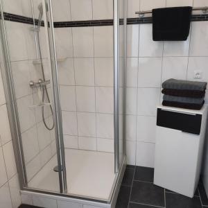 um chuveiro com uma porta de vidro na casa de banho em Ferienwohnung Lehmann em Blaichach