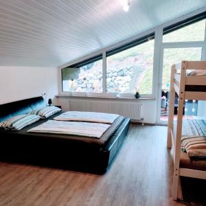 um quarto com uma cama e uma grande janela em Ferienwohnung Lehmann em Blaichach