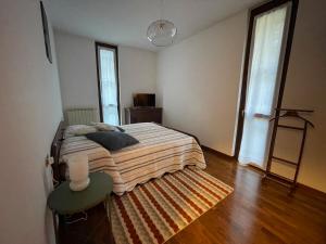 una camera da letto con un letto grande e un tavolo di LA CASA NEL BOSCO, DI MARI ad Appiano Gentile