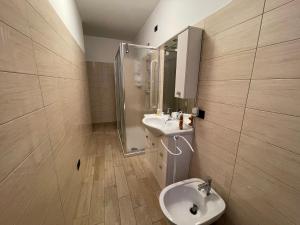un bagno con lavandino, doccia e WC di LA CASA NEL BOSCO, DI MARI ad Appiano Gentile Altre 38 foto