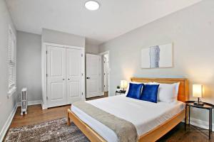 Postel nebo postele na pokoji v ubytování 2BR Charming and Spacious Apt in Chicago - Hartrey 3S