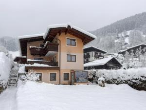 ツェル・アム・ゼーにあるAppartement Schlosserの雪に覆われた建物