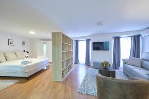 ein Wohnzimmer mit einem Bett und einem Sofa in der Unterkunft Lovely Apartments - Increíble loft en el corazón de Madrid in Madrid