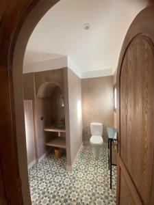 bagno con servizi igienici e lavandino di Riad D’AR GANne by Carole a Essaouira
