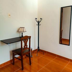 Cette chambre comprend un bureau, une chaise et une lampe. dans l'établissement Apartamento Colca 's Home, cuenta con dos habitaciones, à Chivay