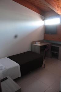 a bedroom with a bed and a desk and a table at B&B delle Arti in Preturo