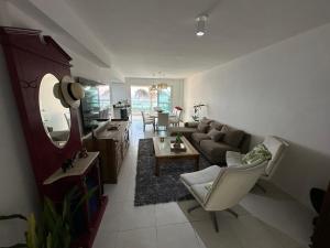 sala de estar con sofá y mesa en Apartamento Beira Mar - Sea Front Apartment, en Río de Janeiro