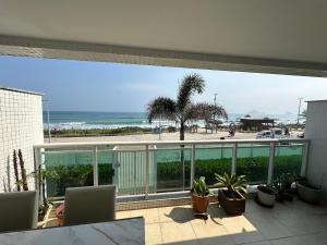 balcón con vistas a la playa y al océano en Apartamento Beira Mar - Sea Front Apartment, en Río de Janeiro