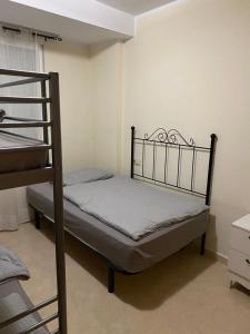 een slaapkamer met 2 stapelbedden in een kamer bij Wohnung in Chilches in Xilxes