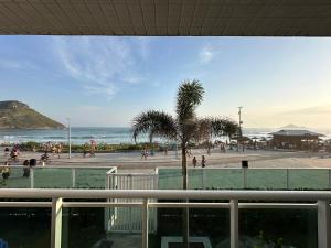 - Vistas a una playa con palmeras en Apartamento Beira Mar - Sea Front Apartment, en Río de Janeiro