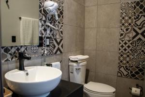 La salle de bains est pourvue d'un lavabo et de toilettes. dans l'établissement HOTEL DEL CARMEN, à Zitácuaro