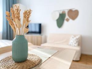 ブラチスラヴァにあるCute studio in Old townの緑の花瓶