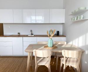 ブラチスラヴァにあるCute studio in Old townのキッチン(テーブル、椅子、花瓶付) +5枚の写真