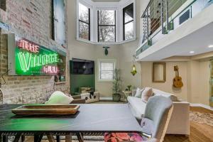 The Village Inn by Dakota Gal Digs في شيكاغو: غرفة معيشة مع أريكة وطاولة