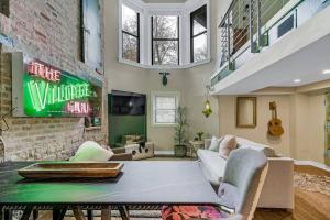 Posezení v ubytování The Village Inn by Dakota Gal Digs