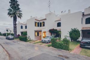 アルマカオ・デ・ペラにあるVila Mouriscaの車が目の前に停まった白い家