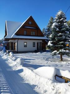 Pokoje Gościnne ZYCH - Domek v zimě